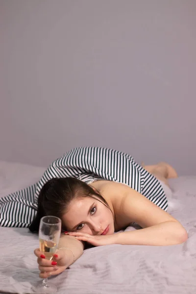 Traurig Attraktive Brünette Frau Abendkleid Mit Einem Glas Champagner Auf — Stockfoto