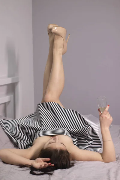 Jolie Femme Brune Robe Cocktail Soir Avec Une Coupe Champagne — Photo