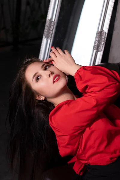 Portret Atrakcyjnej Brunetki Czerwonej Bluzce Leżącej Skórzanej Kanapie Walentynki Przestrzeń — Zdjęcie stockowe