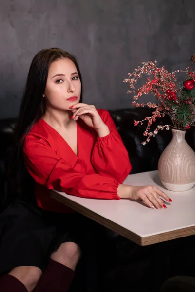 Сексуальная Привлекательная Брюнетка Красной Блузке Черной Юбке Лофте Старинного Кафе — стоковое фото