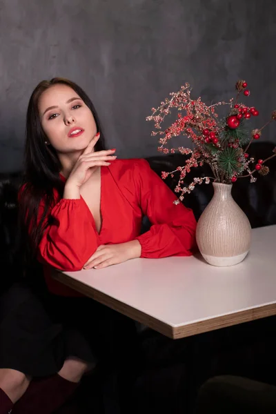 Сексуальна Приваблива Брюнетка Червоній Блузці Чорній Спідниці Старовинному Кафе Біля — стокове фото