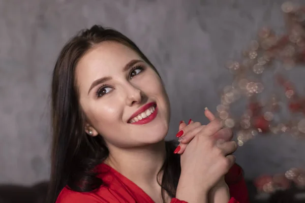 Retrato Atractiva Mujer Morena Blusa Roja Cerca Decorativo Boquet Ramas —  Fotos de Stock