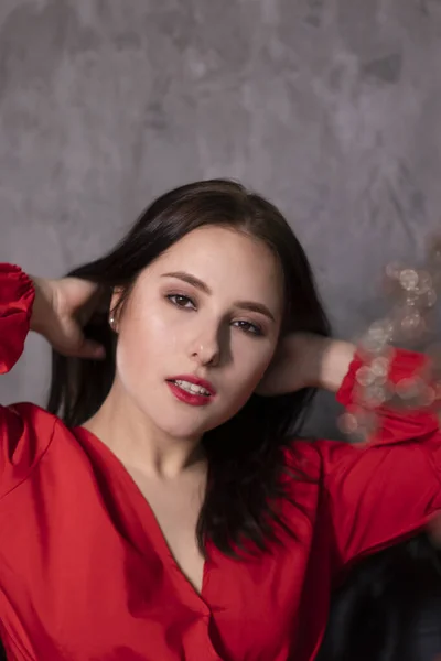 Retrato Mulher Morena Atraente Blusa Vermelha Perto Ramos Vermelhos Espumantes — Fotografia de Stock