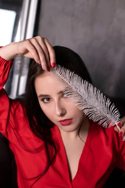 Retrato Mujer Morena Atractiva Blusa Roja Con Una Gran Pluma —  Fotos de Stock