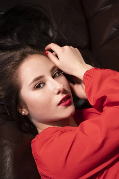 Portrait Une Jolie Femme Brune Chemisier Rouge Couchée Sur Canapé — Photo