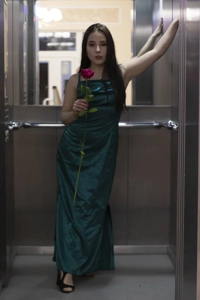 엘리베이터에서 장미가 아콰마린 드레스를 — 스톡 사진
