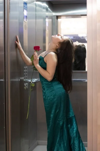 Сексуальная Уверенная Брюнетка Элегантном Аквамариновом Платье Красной Розой Сером Лифте — стоковое фото