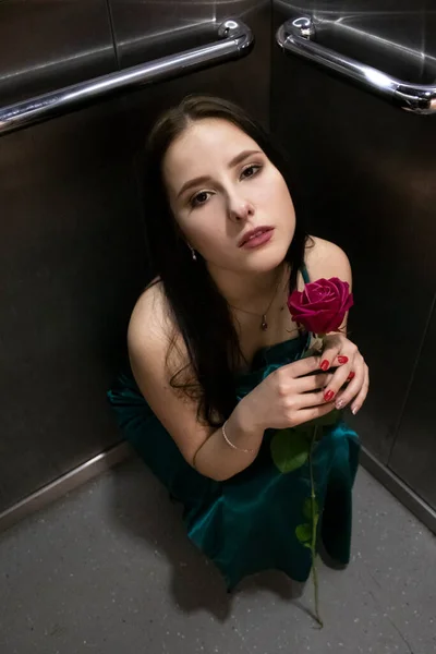 Sexy Mujer Morena Confiada Elegante Vestido Color Aguamarina Con Rosa — Foto de Stock