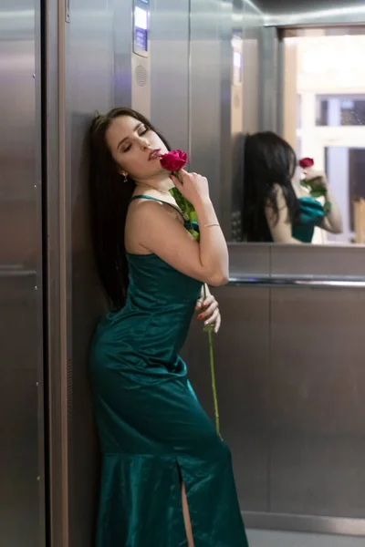 Sexy Mujer Morena Confiada Elegante Vestido Color Aguamarina Con Rosa —  Fotos de Stock