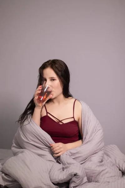 Affascinante Donna Bruna Assonnata Con Tazza Vetro Letto Con Biancheria — Foto Stock