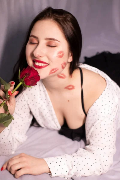 Sexy Mujer Morena Con Besos Marcas Lápiz Labial Cara Cuello — Foto de Stock