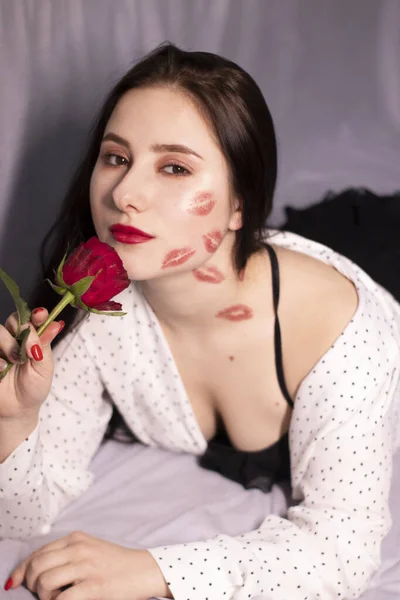 Mulher Morena Sexy Com Beijos Marcas Batom Seu Rosto Pescoço — Fotografia de Stock
