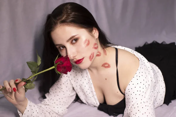키스와 얼굴과 립스틱 자국붉은 장미와 데이트 레즈비언 Lgbt — 스톡 사진