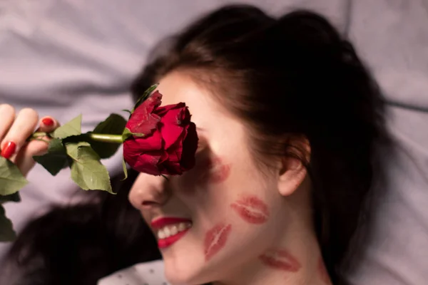 Сексуальная Брюнетка Поцелуями Следы Помады Лице Шее Красной Розой Подружка — стоковое фото