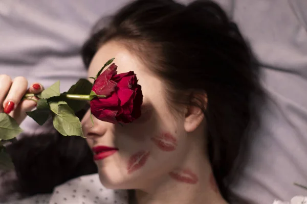 Сексуальная Брюнетка Поцелуями Следы Помады Лице Шее Красной Розой Подружка — стоковое фото