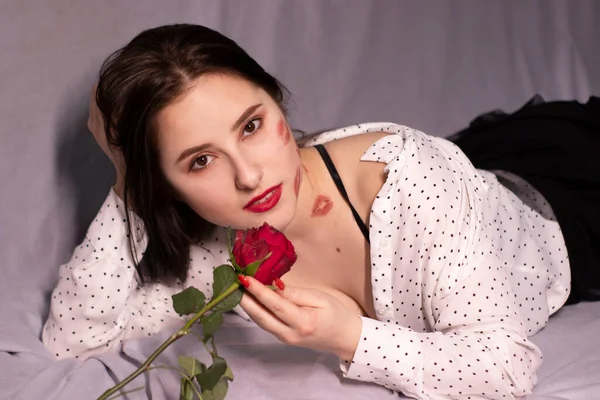キスをしたセクシーなブルネットの女性 顔と首に口紅のマーク 赤いバラ 彼女とデートとか恋愛とか コピースペース — ストック写真