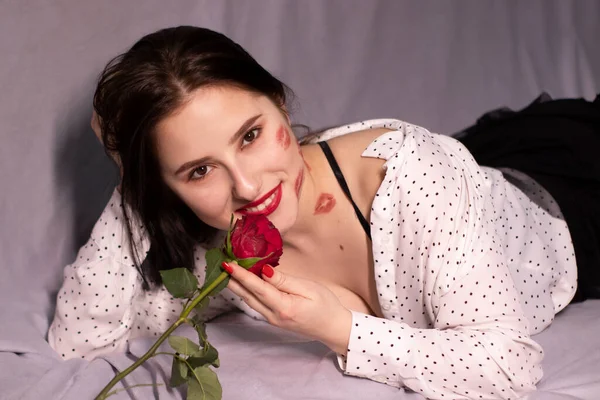 キスをしたセクシーなブルネットの女性 顔と首に口紅のマーク 赤いバラ 彼女とデートとか恋愛とか コピースペース — ストック写真
