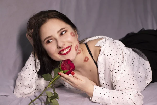 Seksowna Brunetka Pocałunkami Ślady Szminki Twarzy Szyi Czerwoną Różą Dziewczyna — Zdjęcie stockowe