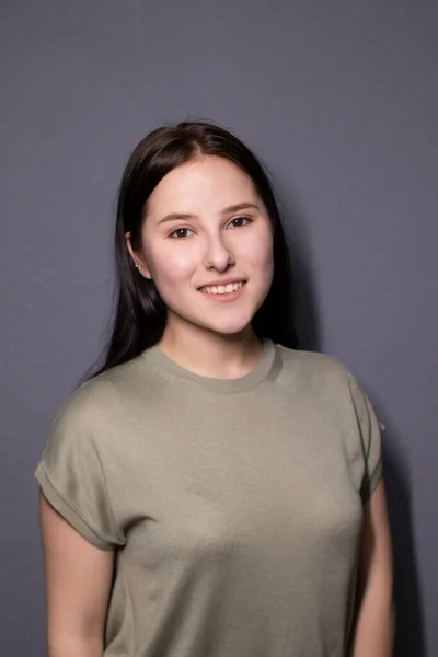 Gri Arka Planda Bataklık Rengi Tişörtlü Çekici Mutlu Esmer Kadın — Stok fotoğraf