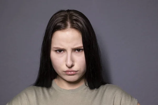 Porträtt Charmiga Chockad Brunett Kvinna Träsk Färg Shirt Grå Vägg — Stockfoto