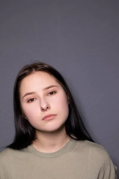 Retrato Encantadora Mujer Morena Triste Camiseta Color Pantano Sobre Fondo — Foto de Stock