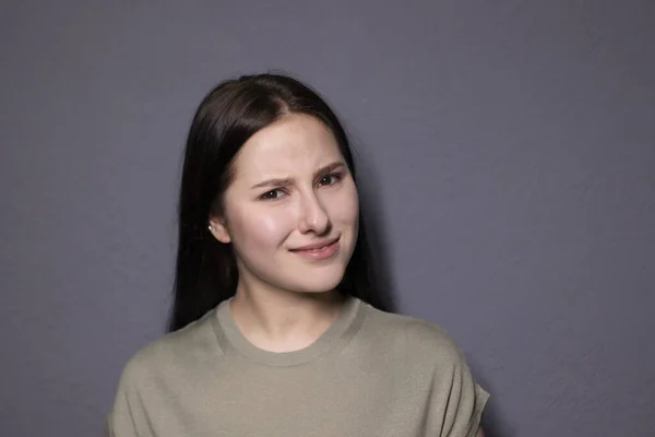 Porträtt Charmiga Chockad Brunett Kvinna Träsk Färg Shirt Grå Vägg — Stockfoto