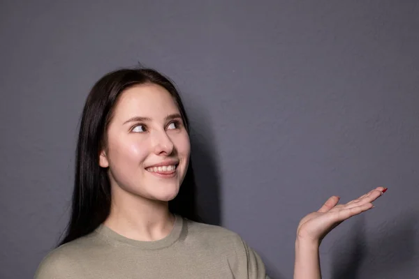 Retrato Encantadora Mulher Morena Feliz Marsh Cor Shirt Fundo Parede — Fotografia de Stock