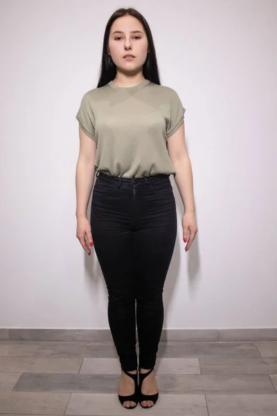 Encantadora Mujer Morena Camiseta Color Pantano Pantalones Negros Sobre Fondo —  Fotos de Stock