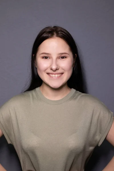 Portret Czarującej Szczęśliwej Brunetki Koszulce Kolorze Bagiennym Szarym Tle Ściany — Zdjęcie stockowe