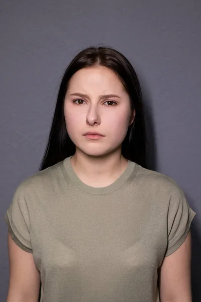 Gri Duvarlı Bataklık Rengi Tişörtlü Çekici Esmer Kadının Portresi Oyunculuk — Stok fotoğraf