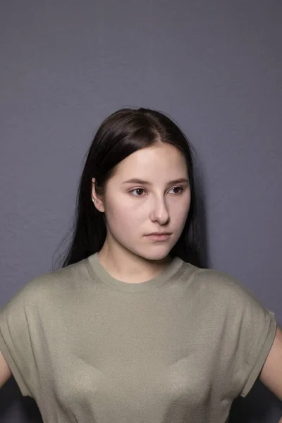 Retrato Emocional Encantadora Mujer Morena Camiseta Color Pantano Sobre Fondo —  Fotos de Stock
