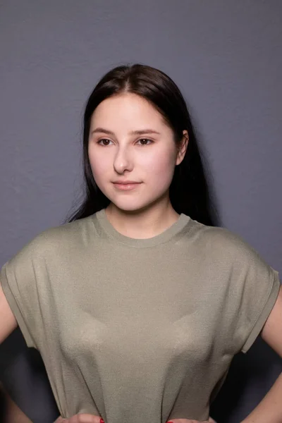 Potret Menarik Wanita Berambut Cokelat Bahagia Marsh Warna Shirt Latar — Stok Foto