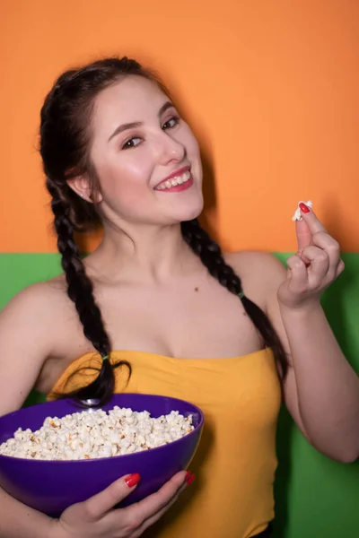 Okouzlující Brunetka Žena Žluté Horní Drží Fialovou Mísu Popcornem Jasně — Stock fotografie