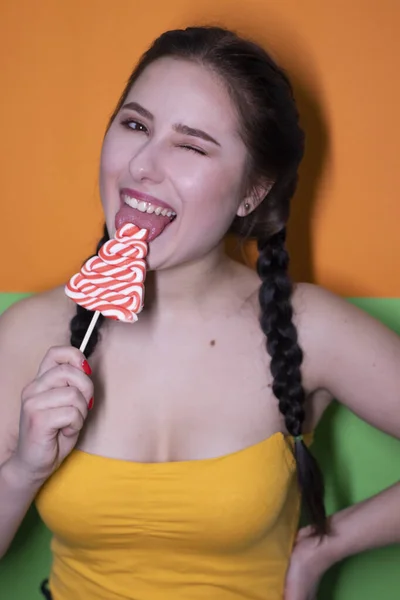 Charmante Brunette Vrouw Gele Top Met Rode Grote Lolly Fel — Stockfoto