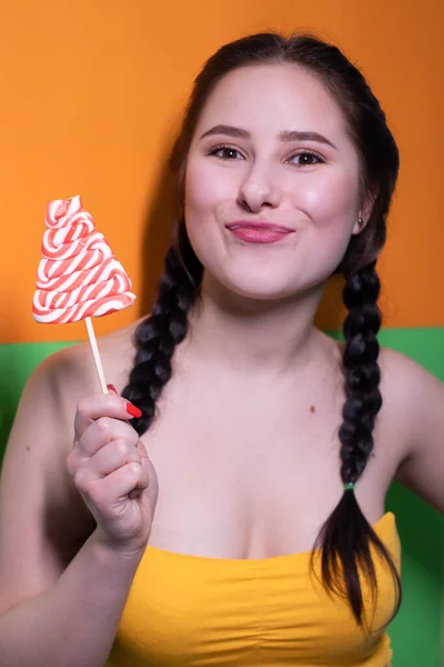 Charmante Brunette Vrouw Gele Top Met Rode Grote Lolly Fel — Stockfoto