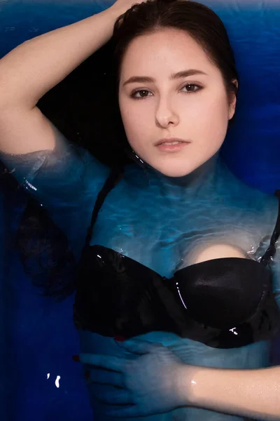 Retrato Mujer Morena Atractiva Topless Líquido Azul Bañera Con Agua — Foto de Stock