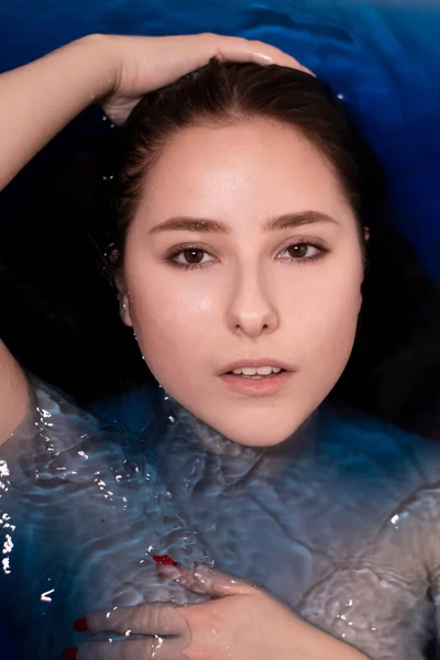 Retrato Mujer Morena Atractiva Topless Líquido Azul Bañera Con Agua —  Fotos de Stock