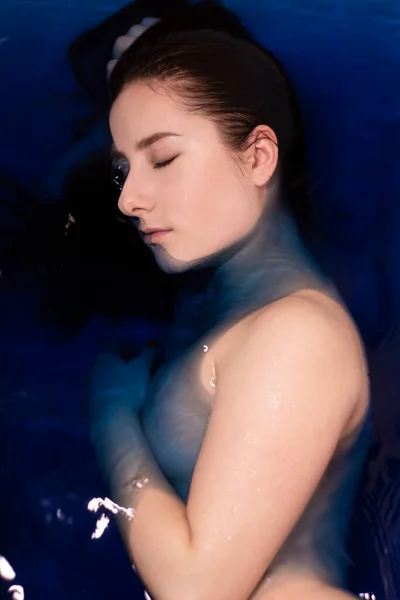 Портрет Привлекательной Брюнетки Женщины Топлесс Голубой Жидкости Ванне Цветной Водой — стоковое фото