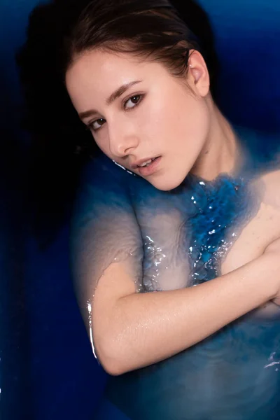 Retrato Mujer Morena Atractiva Topless Líquido Azul Bañera Con Agua — Foto de Stock
