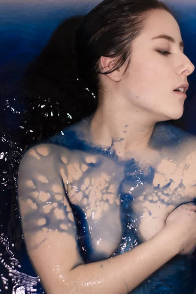 Портрет Привлекательной Брюнетки Женщины Топлесс Голубой Жидкости Ванне Цветной Водой — стоковое фото