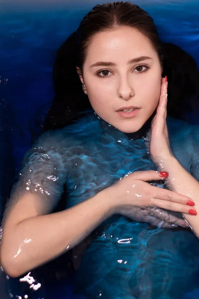 Retrato Mujer Morena Atractiva Topless Líquido Azul Bañera Con Agua —  Fotos de Stock