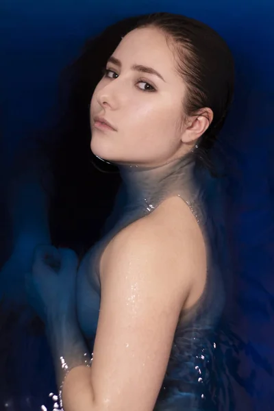 Retrato Mujer Morena Atractiva Topless Líquido Azul Bañera Con Agua — Foto de Stock