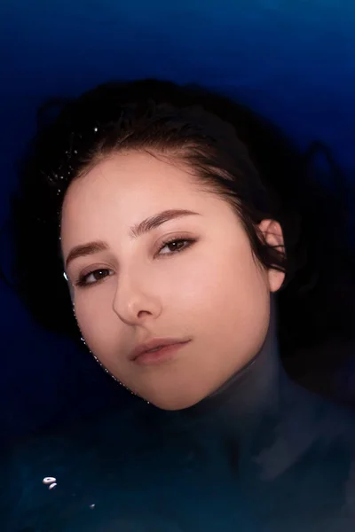 Mavi Sıvı Içinde Üstsüz Esmer Bir Kadının Portresi Renkli Suyla — Stok fotoğraf