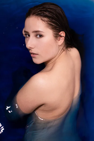 Retrato Mujer Morena Atractiva Topless Líquido Azul Bañera Con Agua — Foto de Stock