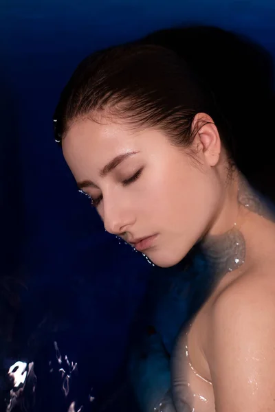 Retrato Mujer Morena Atractiva Topless Líquido Azul Bañera Con Agua — Foto de Stock