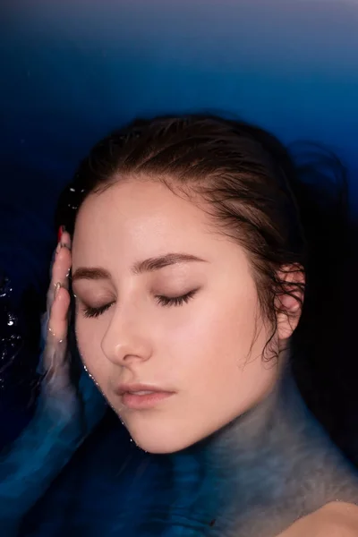 Retrato Mujer Morena Atractiva Topless Líquido Azul Bañera Con Agua —  Fotos de Stock