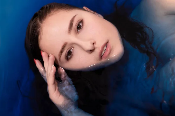 Retrato Mujer Morena Atractiva Topless Líquido Azul Bañera Con Agua —  Fotos de Stock