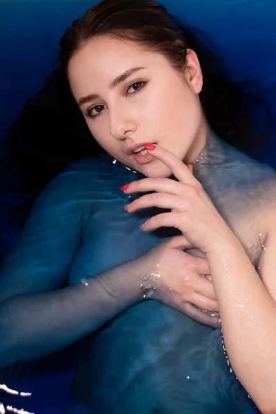 Retrato Mujer Morena Atractiva Topless Líquido Azul Bañera Con Agua — Foto de Stock