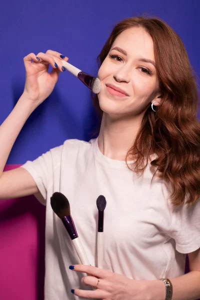 Encantadora Mujer Morena Camiseta Blanca Con Pinceles Maquillaje Aislados Sobre —  Fotos de Stock