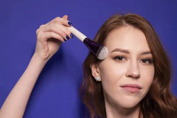 Encantadora Mujer Morena Camiseta Blanca Con Pinceles Maquillaje Aislados Sobre —  Fotos de Stock